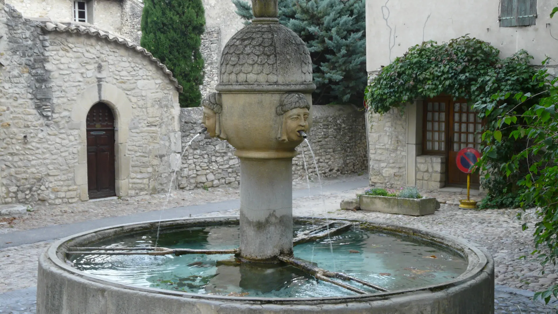 fontaine de la cité médiévale