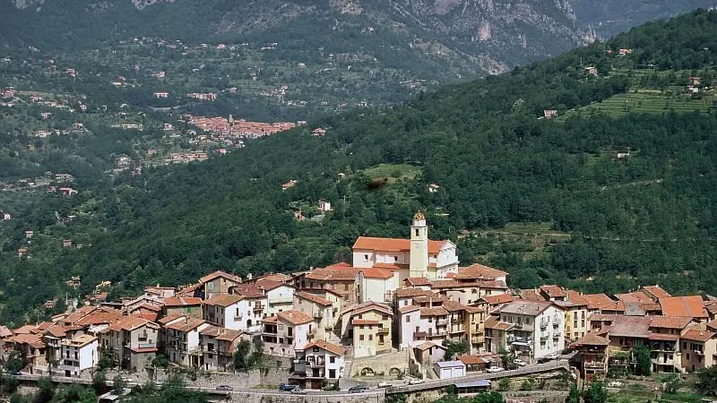 Depuis le sommet, vue plongeante sur le village semi-perché de la Bollène-Vésubie