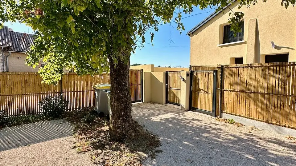 Parking dédié aux 2 gîtes