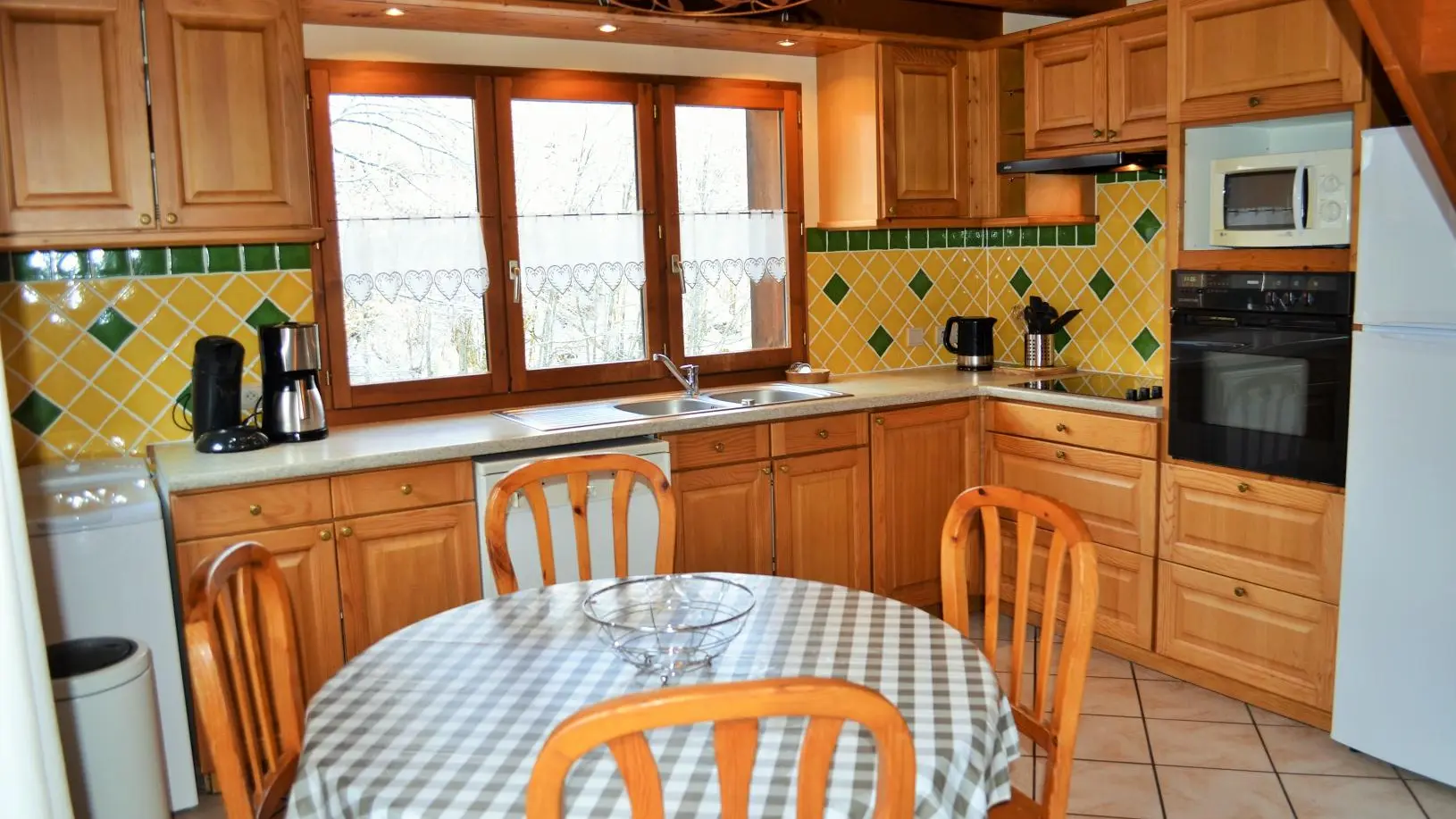 La cuisine tout équipée ouverte sur le séjour et le coin salon.Accès direct et de plain pied sur une grande terrasse privative .