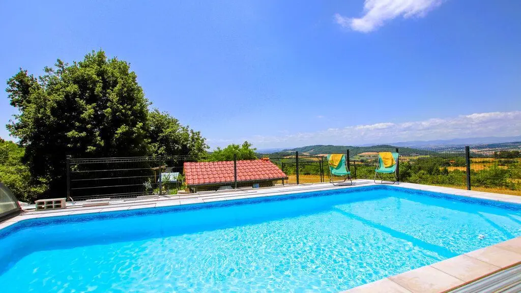 Piscine partagée, ouverte de mai à sept, selon météo,  Horaires d'accès : 9h30 à 12h et 17h à 19h30.  

(8.5M x 4M / 1.25M d'eau sur 6.5M de long + 1M d'eau sur 2M de long). 

Piscine non chauffée mais le dôme permet dès le début de saison d'avoir une eau à 22° jusqu'à 30°, selon météo. Sécurisée par un abri.