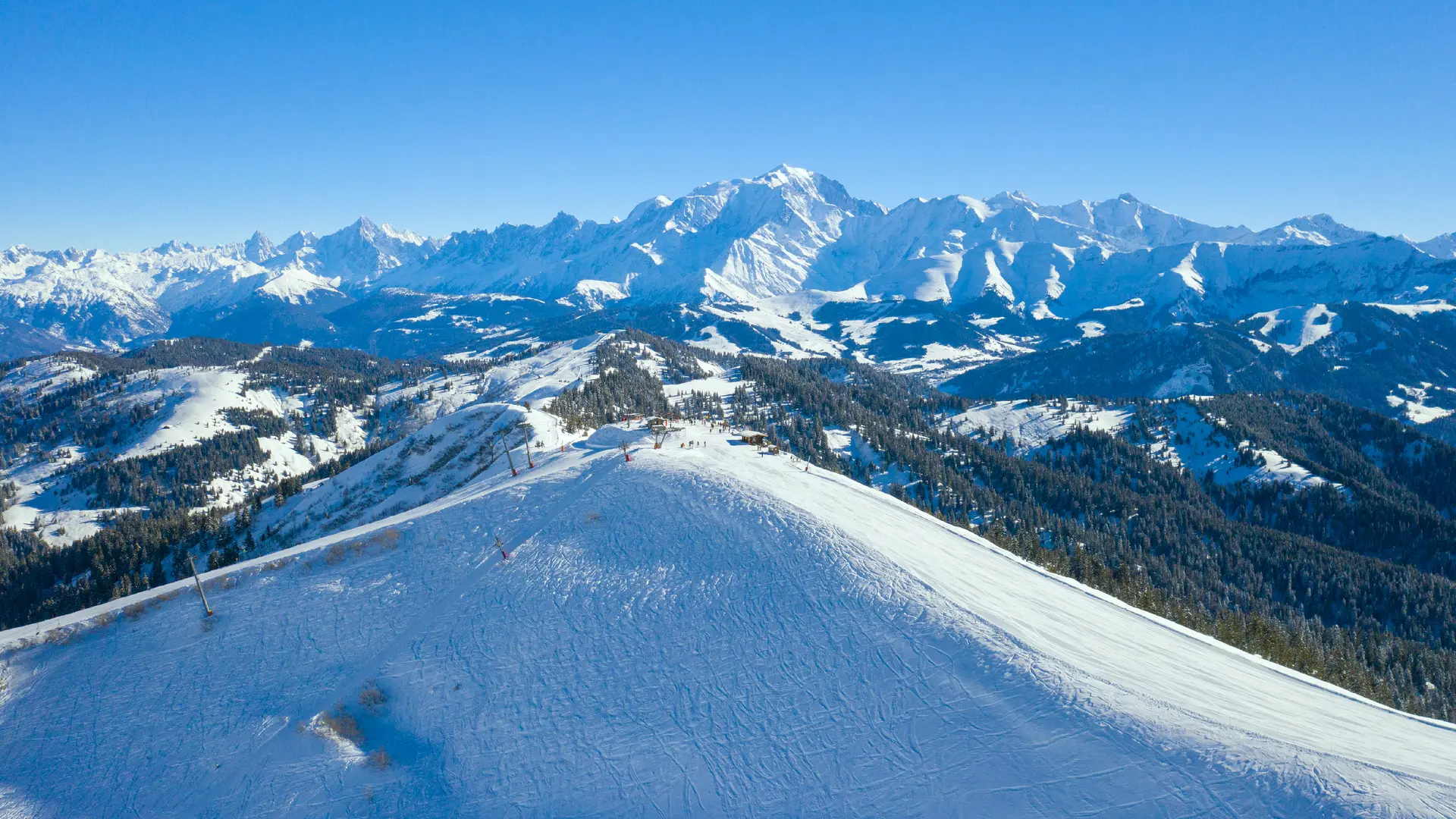 Vue aérienne du sommet du Torraz avec le Mont-Blanc en arrière-plan sur le Domaine de La Giettaz