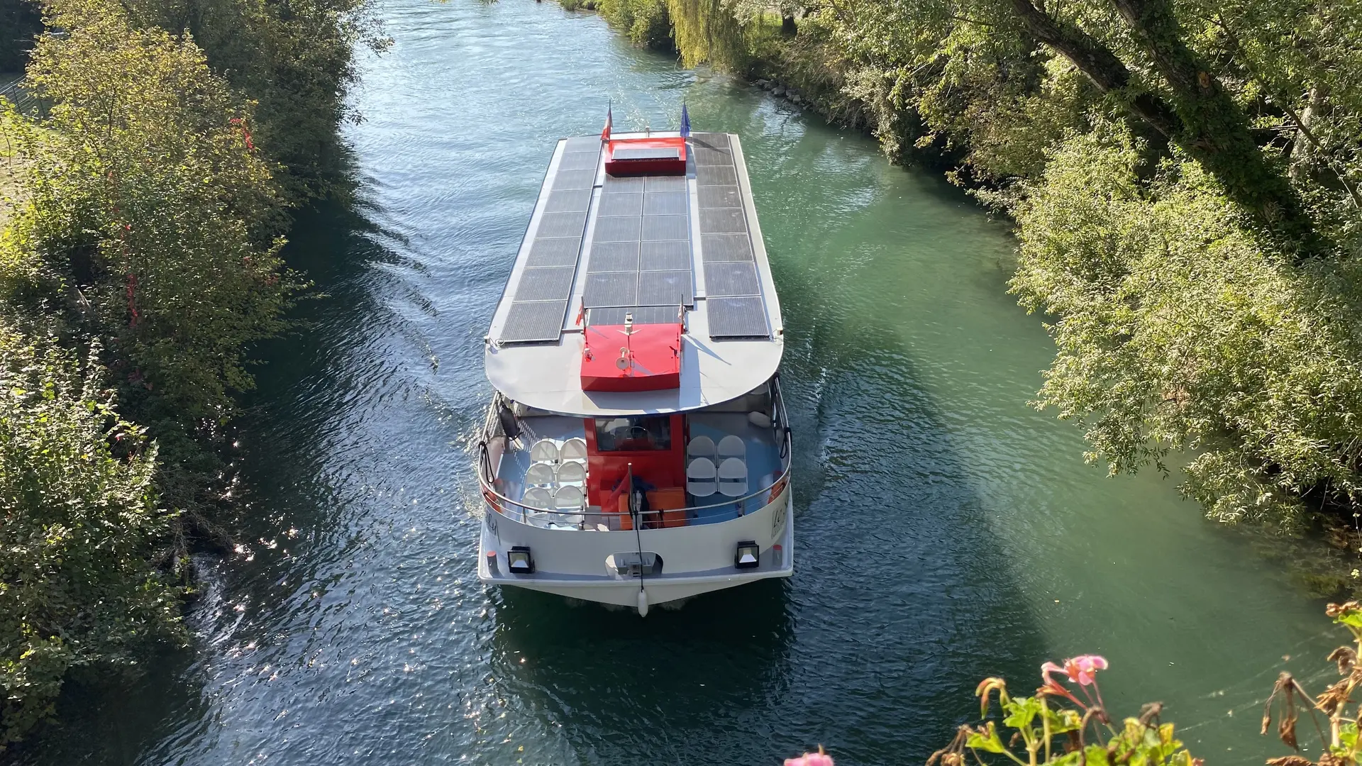 Un toit recouvert de panneaux solaires