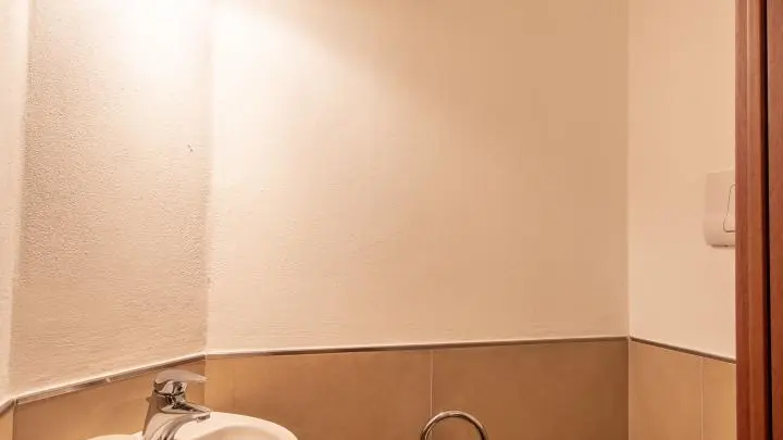 2 WC indépendants dont un avec lave-mains