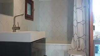 Cette image présente une salle de bains avec une baignoire et un lavabo.