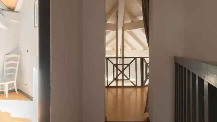 Étage - accès mezzanine au dessus du séjour
