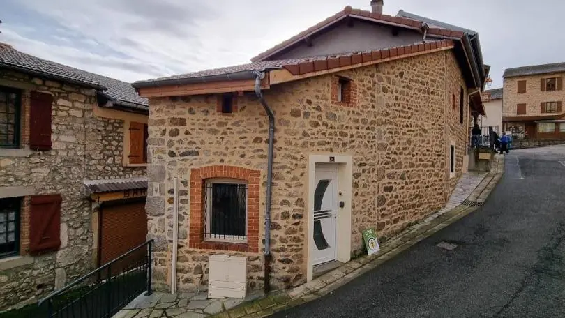 Meublé dans le bourg de Chalmazel.