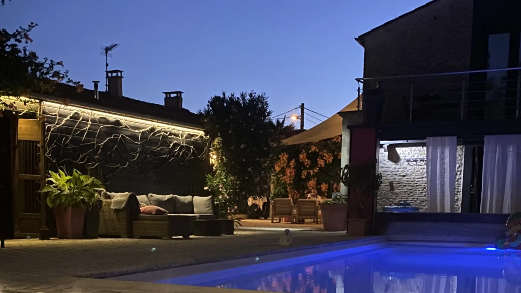 Piscine terrasse de nuit