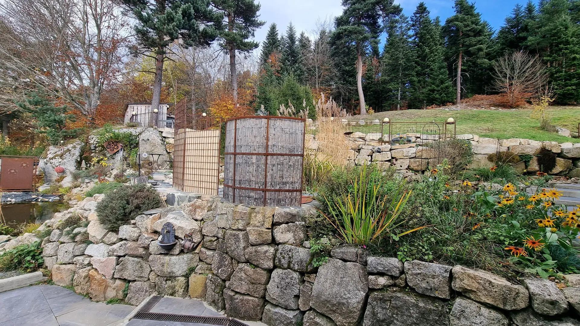 Les extérieurs joliment aménagés.