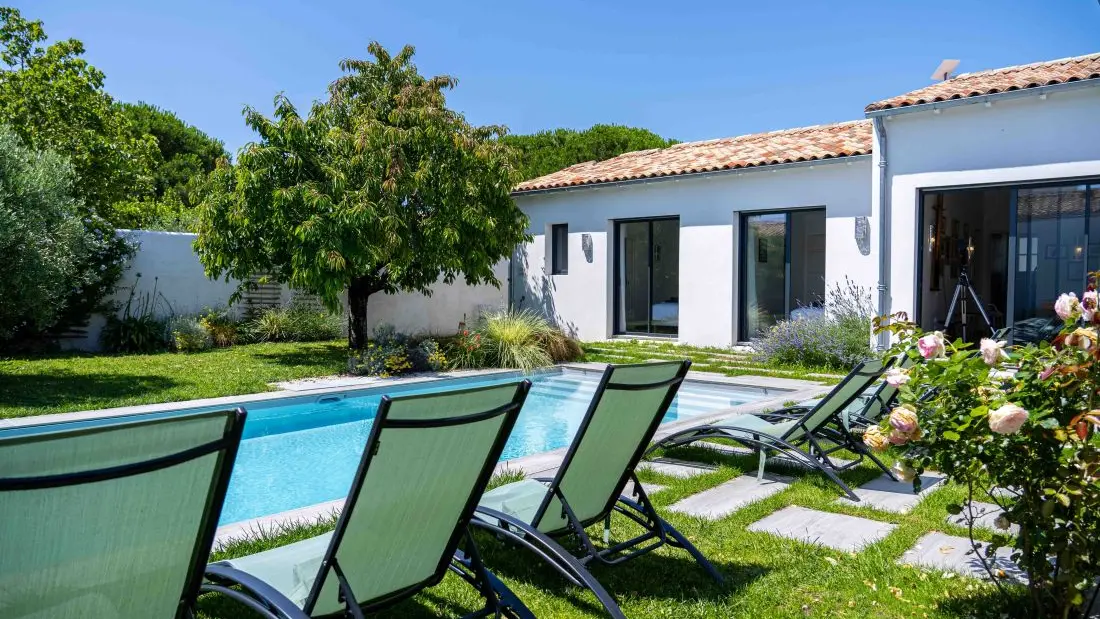 Le jardin avec la piscine