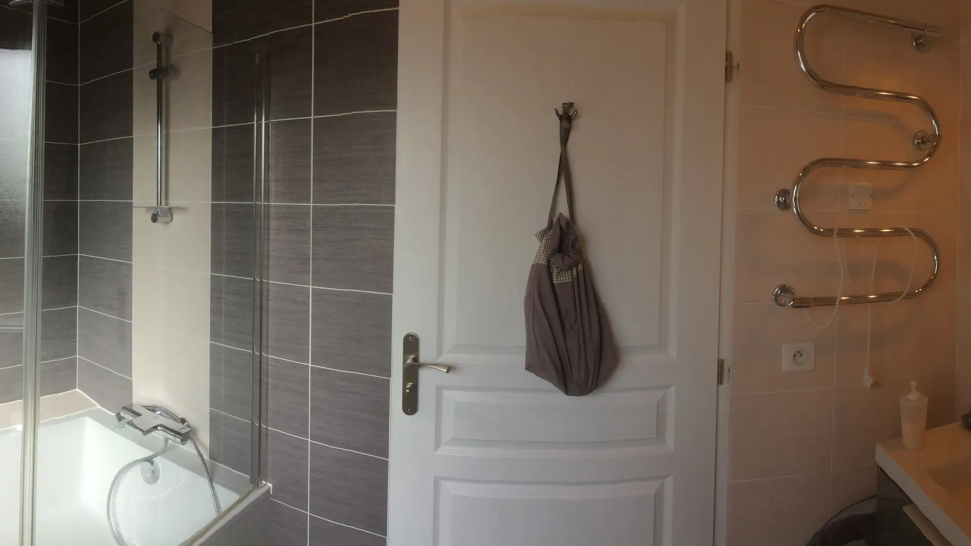 Salle de bain avec baignoire/douche