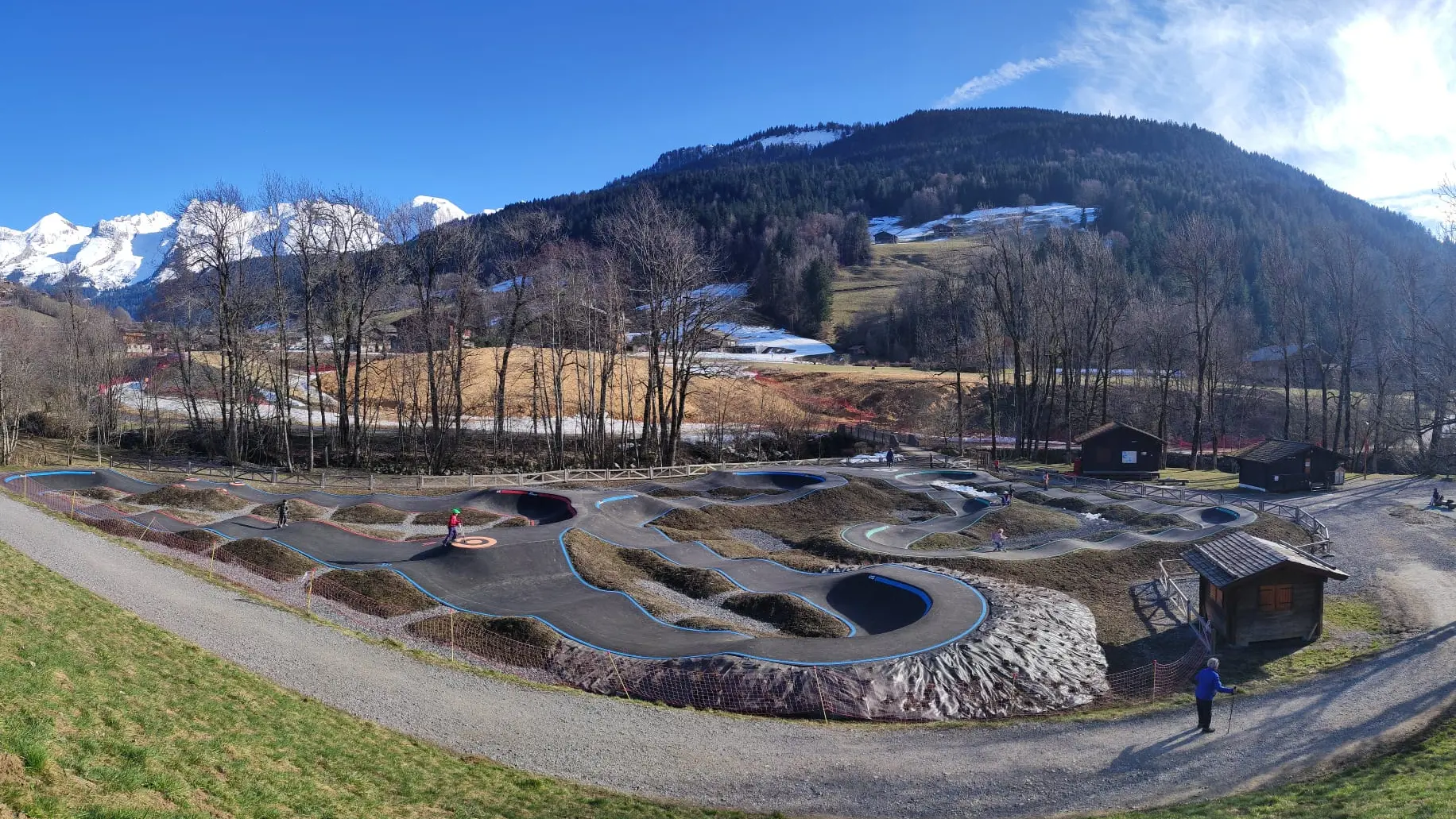 Vue du pumptrack sur l'aire de loisirs