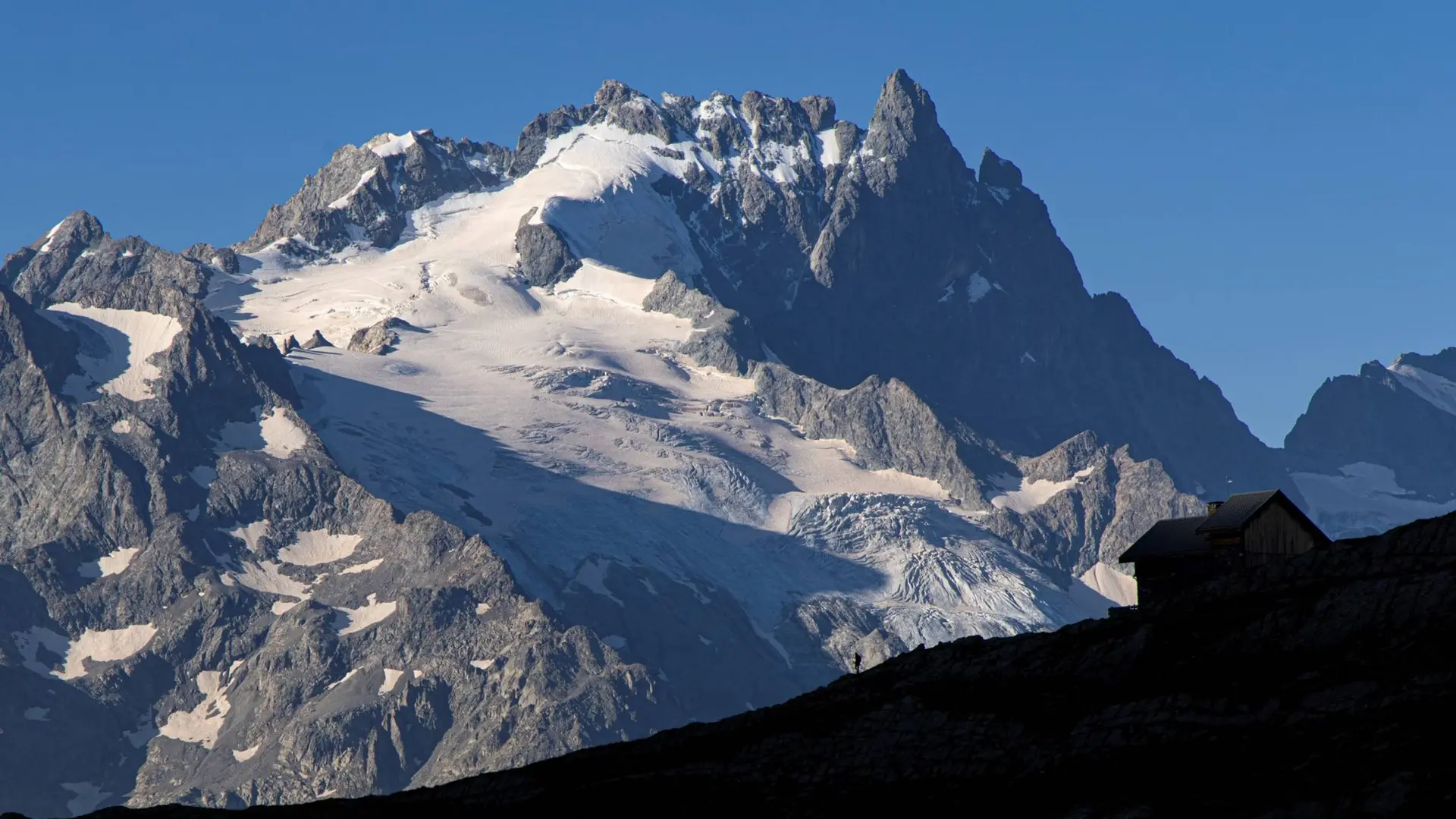 Refuge du Goléon avec la Meije en fond