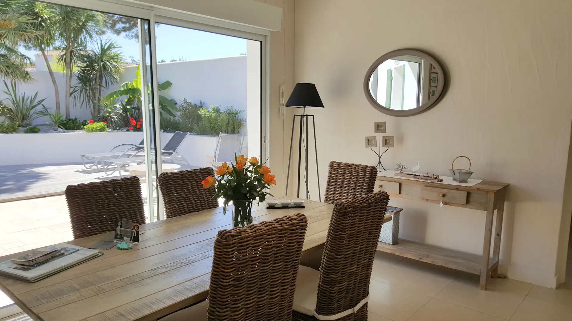 Table à manger vu sur l'espace extérieur