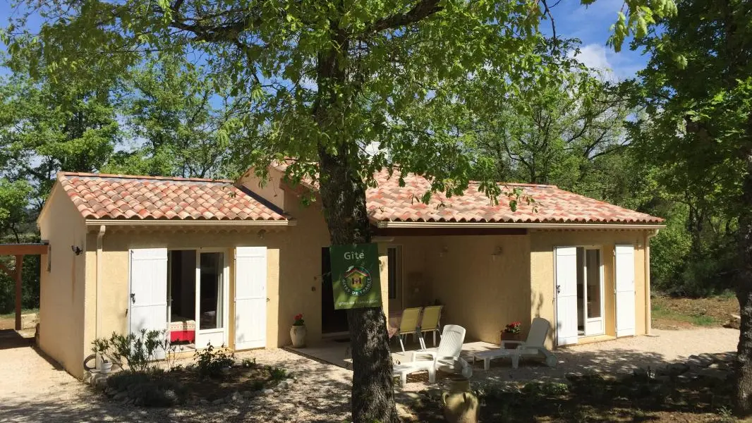 Le gîte est exposé plein sud avec terrasse ombragée.