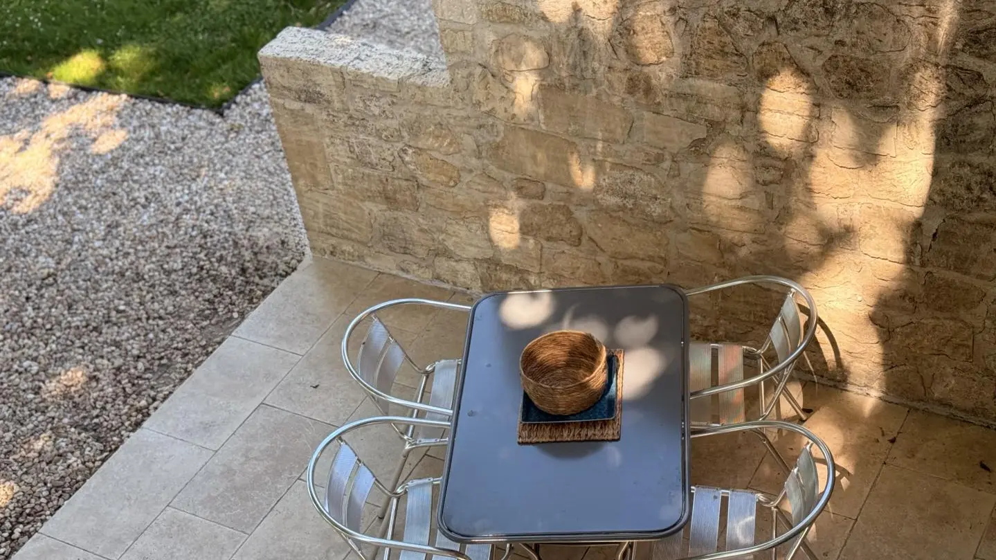 Terrasse face au parc de platanes centenaires.