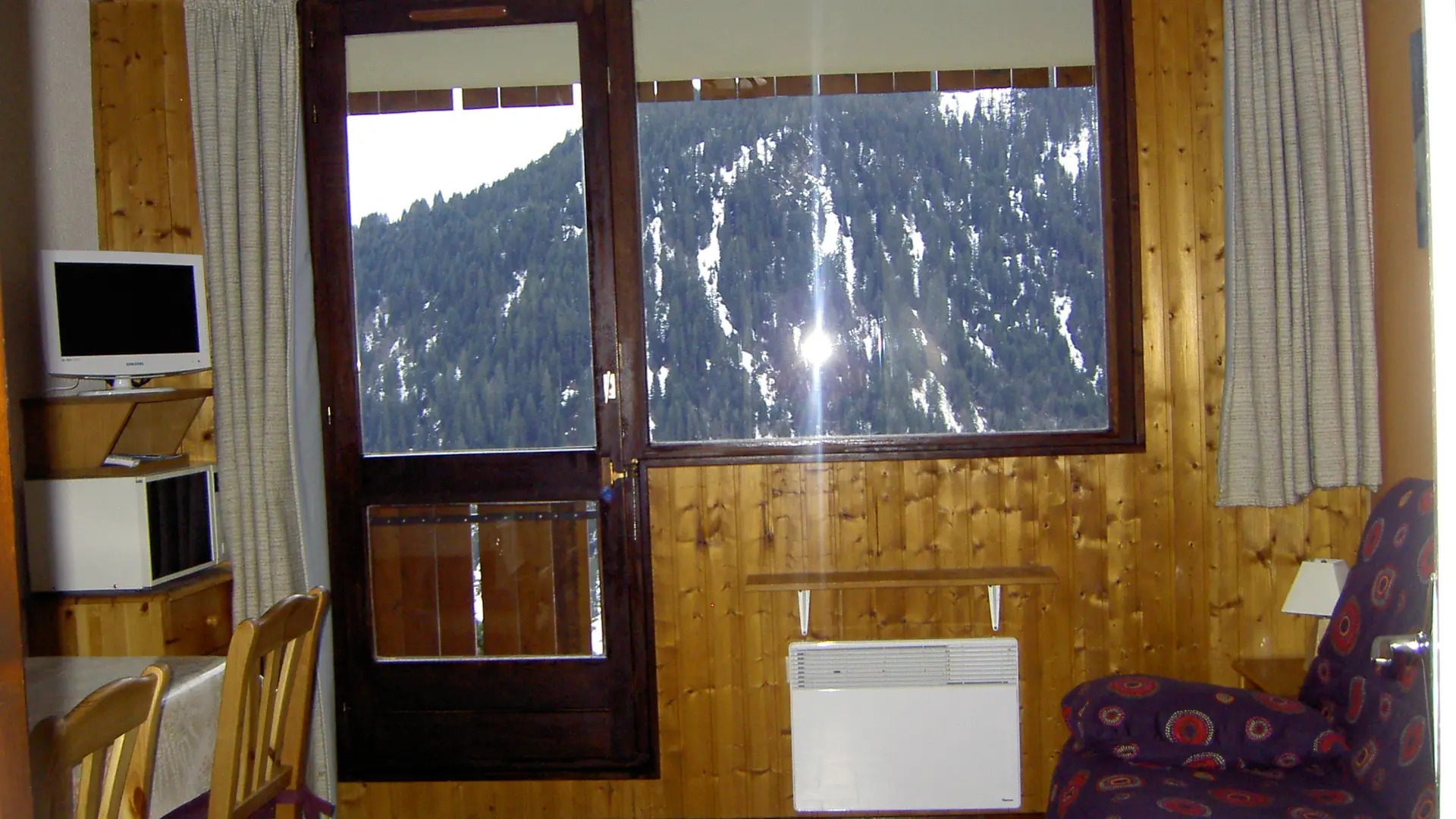 Espace séjour avec vue sur le Mont de Grange