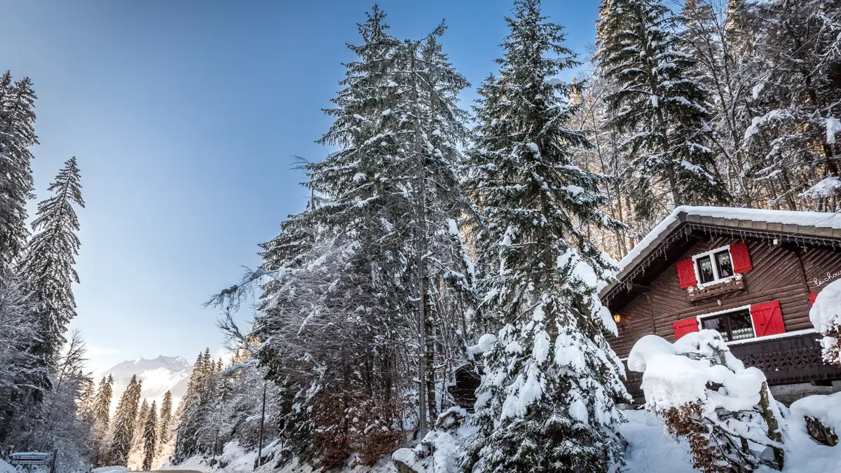 Vue sur le chalet en hiver