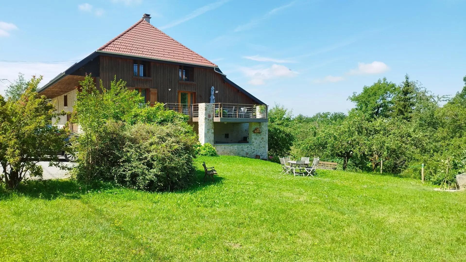 Le gîte, sa terrasse et son jardin
