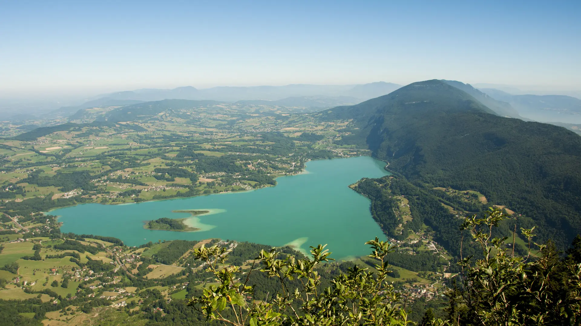 Le lac d'Aiguebelette vu du Mont Grêle