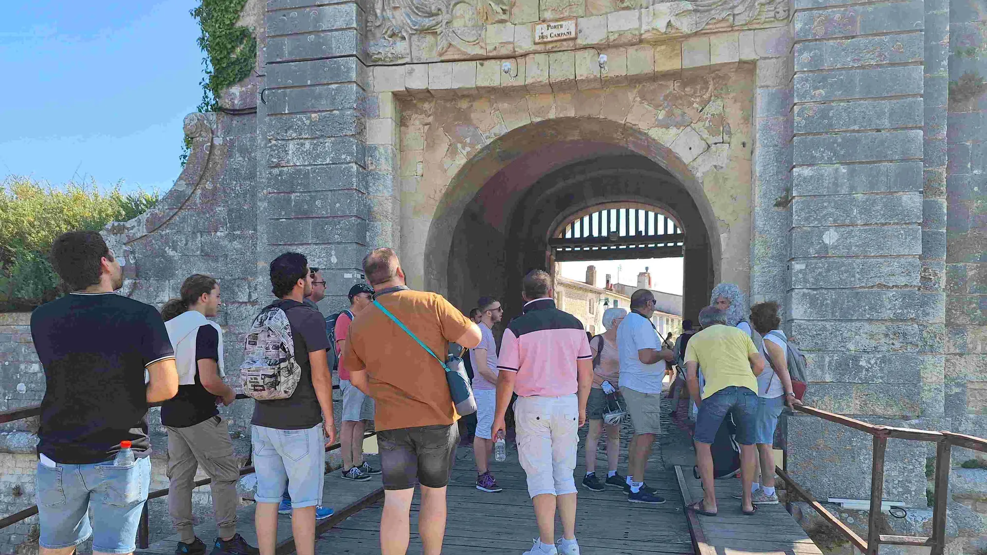 Équipe à la porte des Campani