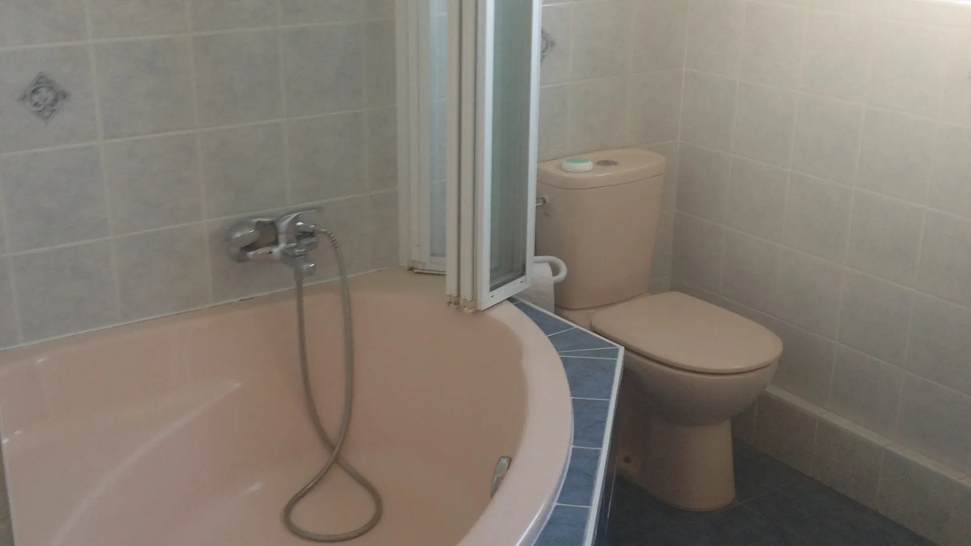 Salle de bain avec baignoire