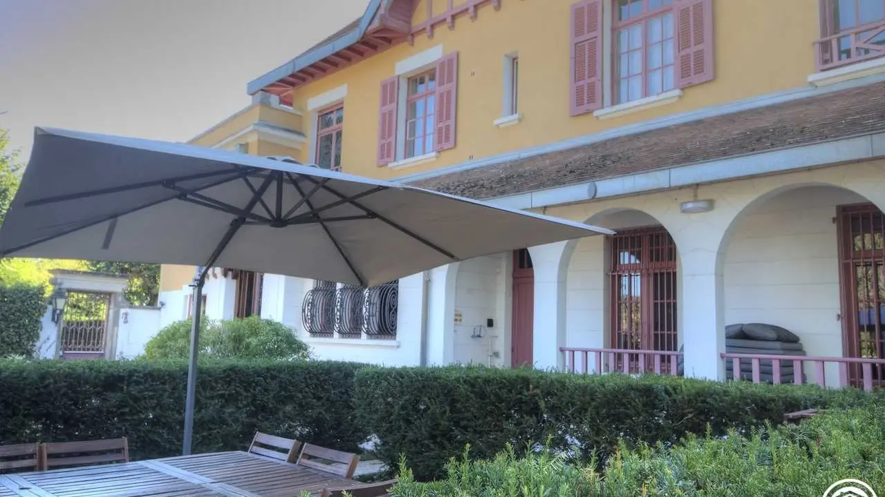 Espace repas extérieur devant le gîte