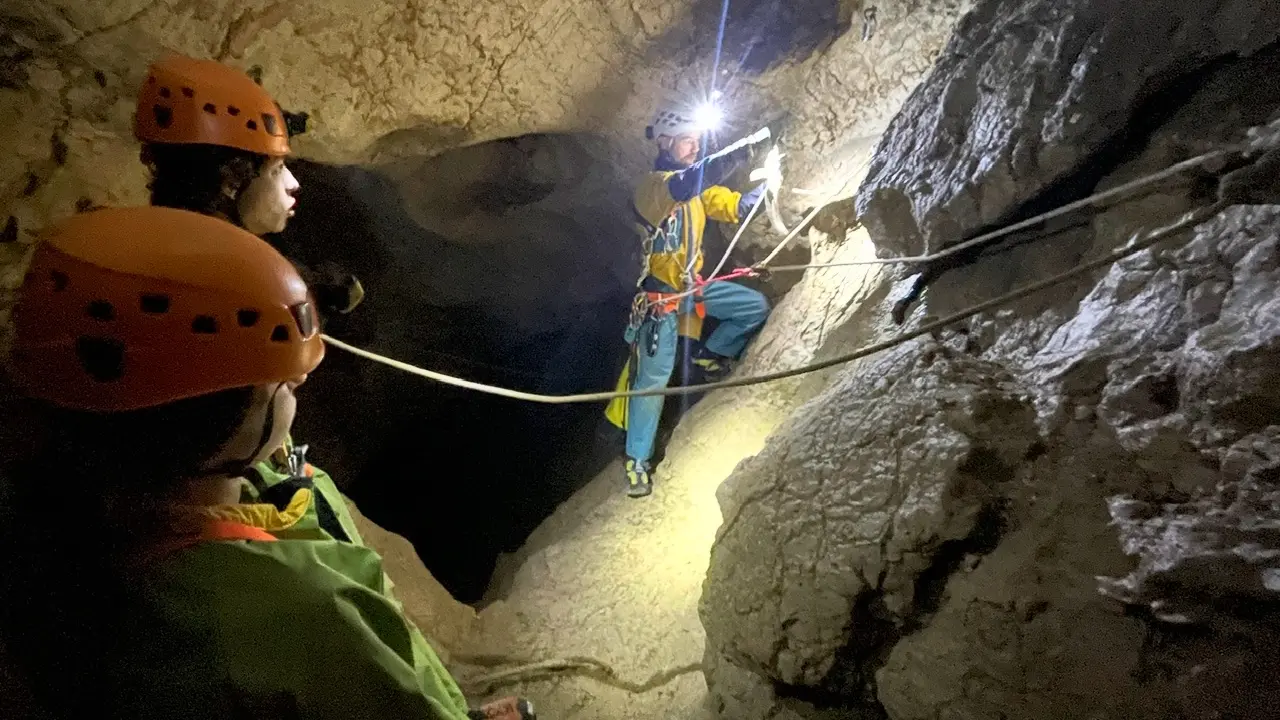 Apprenez les techniques de la spéléologie avec Ecrins Spéléo Canyon