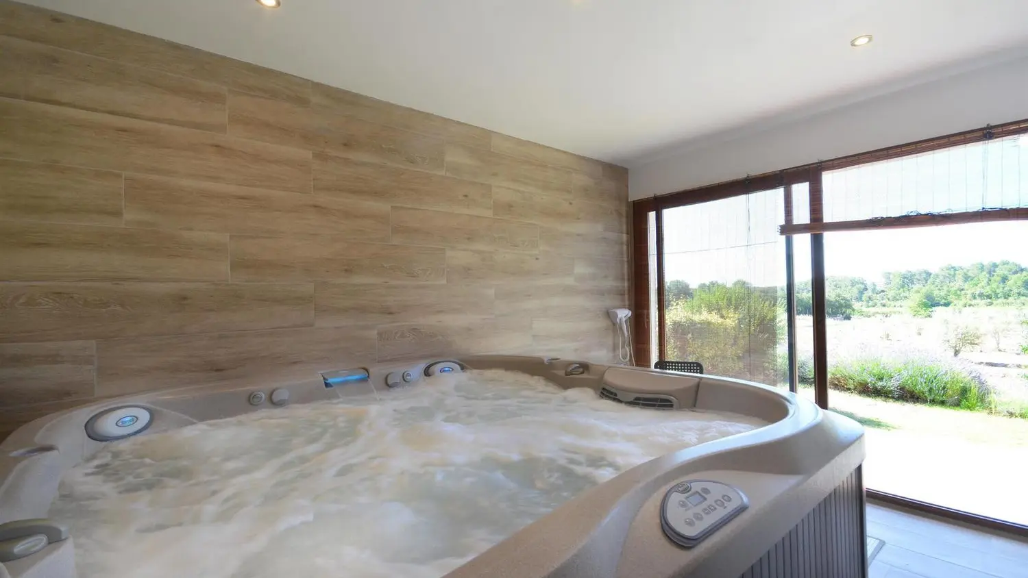 Jacuzzi et la vue sur les oliviers