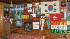 Notre réception et ses drapeaux offerts par nos visiteurs.