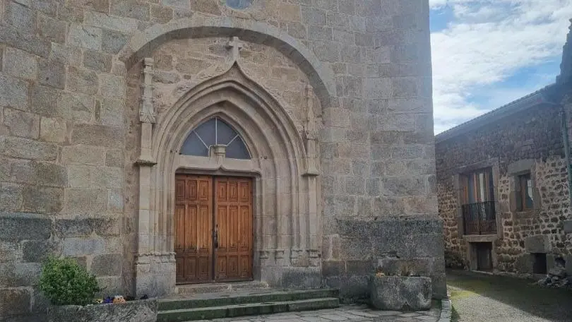 Sauvain, village de caractère. Le gîte se situe à droite de l'église.