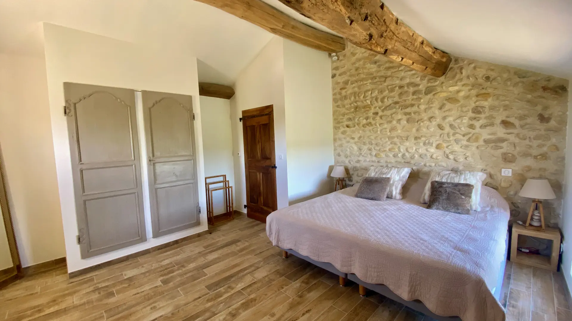 La chambre principaleav lit qualité hotelière king size (200 x 200), avec vue sur les dentelles de Montmirail.