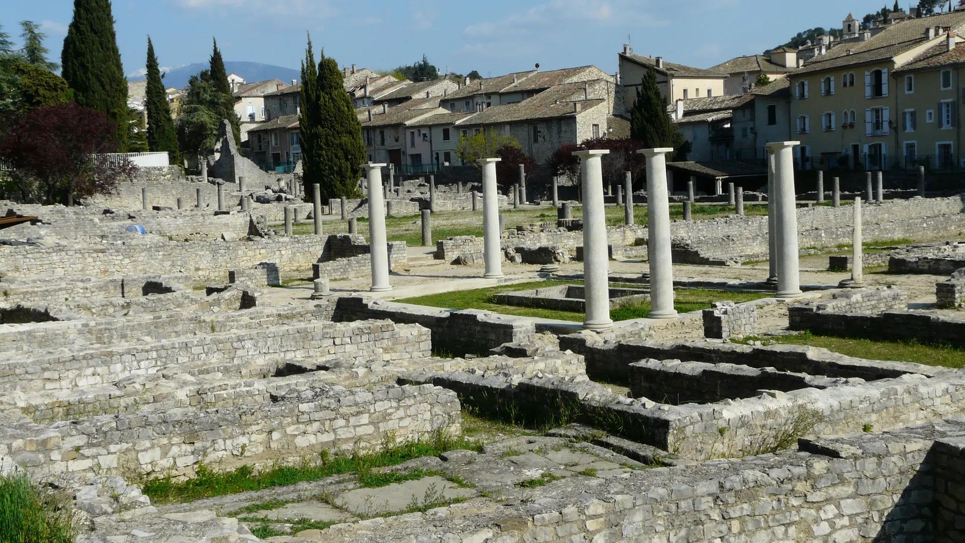 site antique Romain, au loin le Mont Ventoux