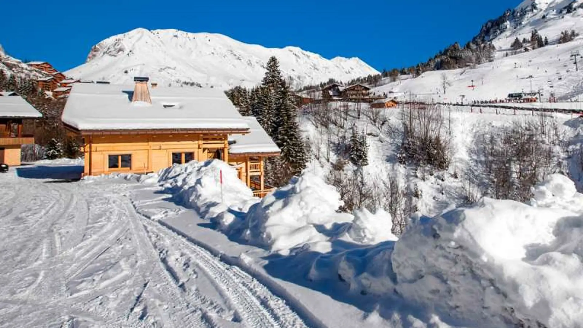 chalets sous la neige