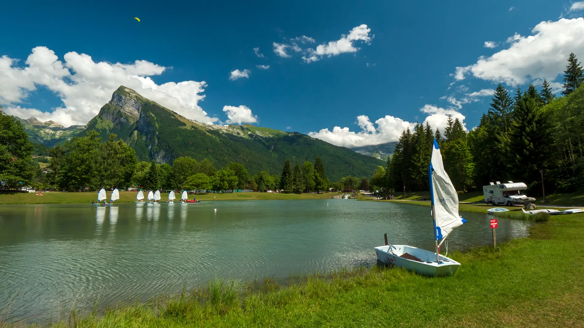 Lac de Samoëns avec des sessions de stage de voile
