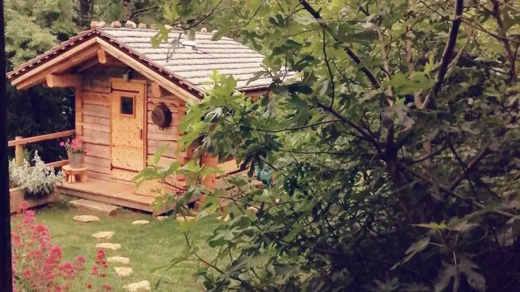 Le sauna à bois au bout du chemin de pierres