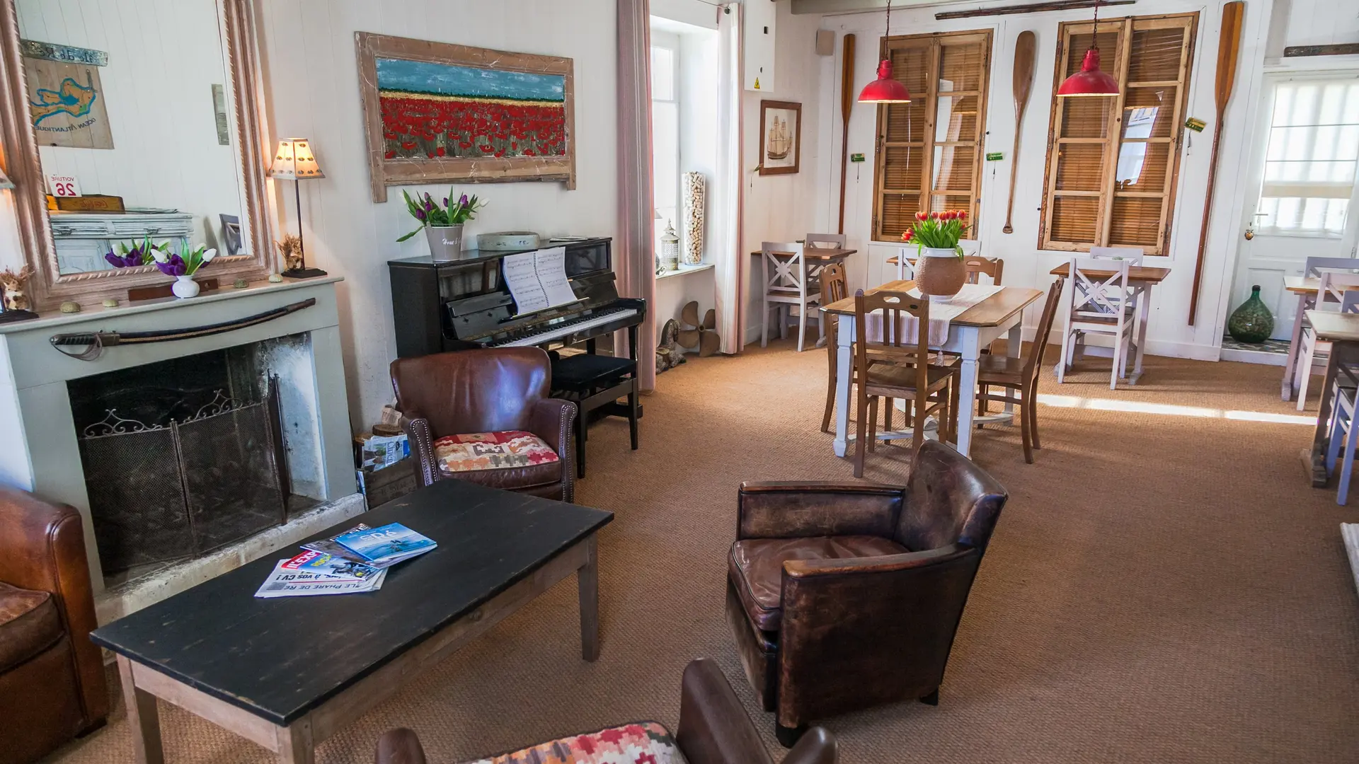 Salón - Sillones, mesa y piano