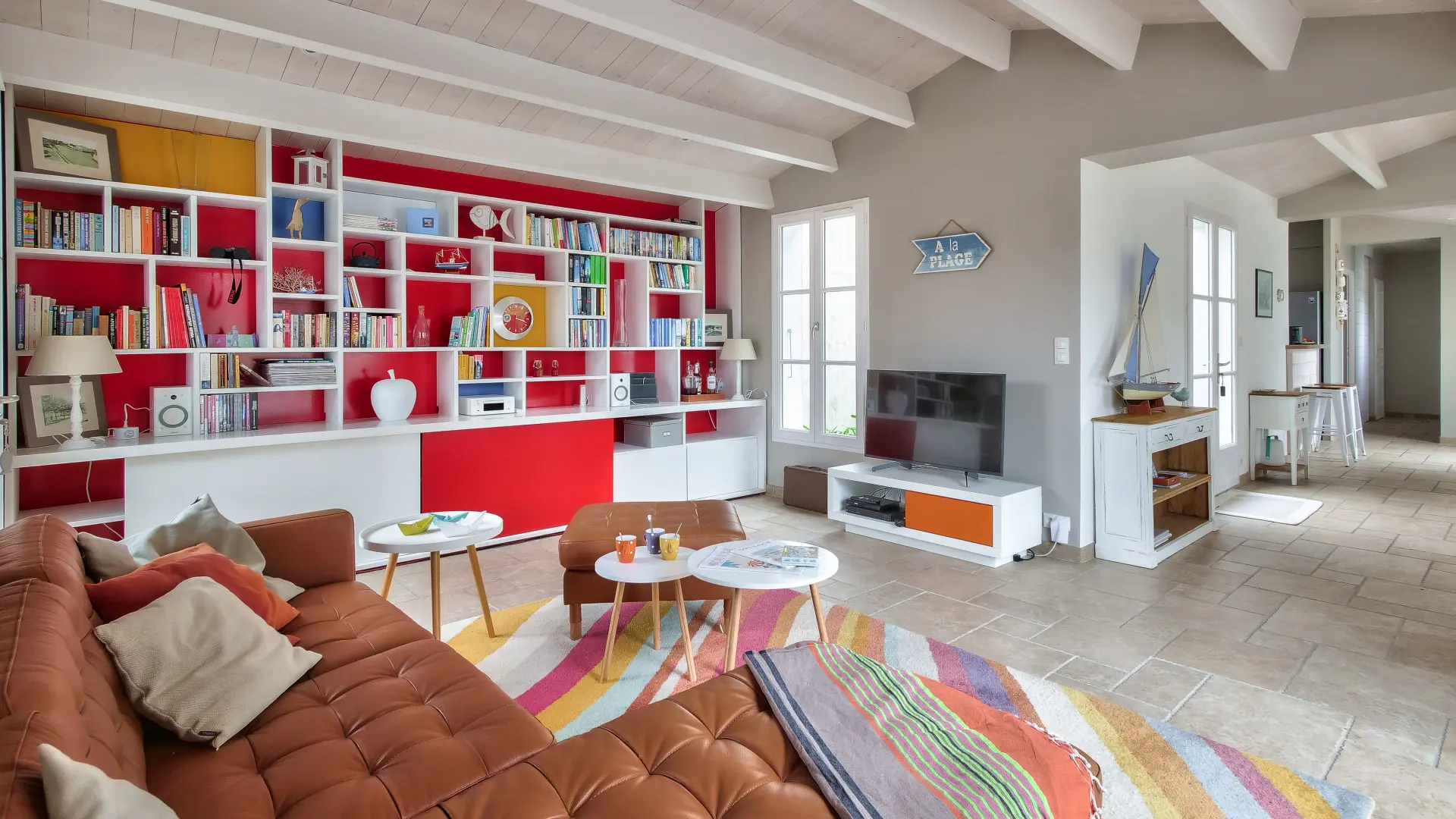 Grand salon avec télévision