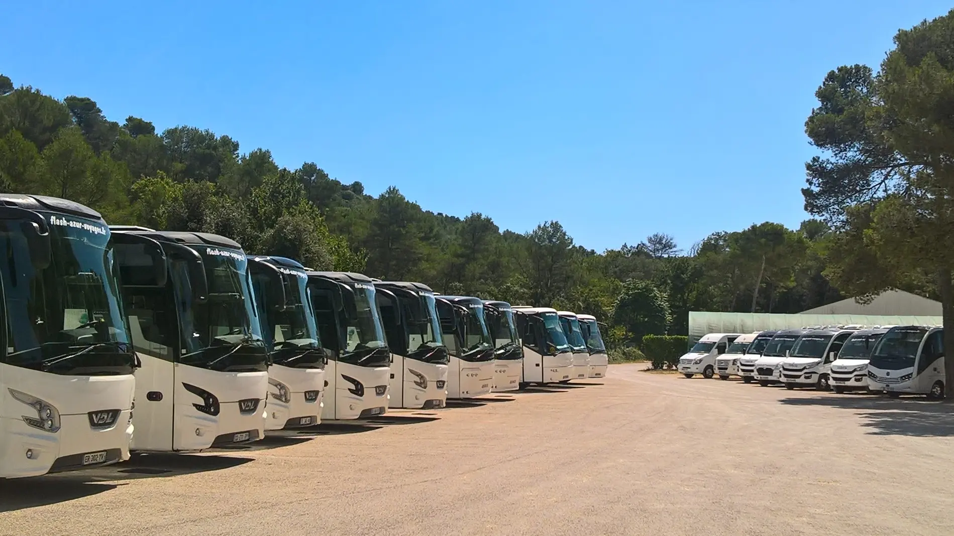 15 bus et 7 minibus