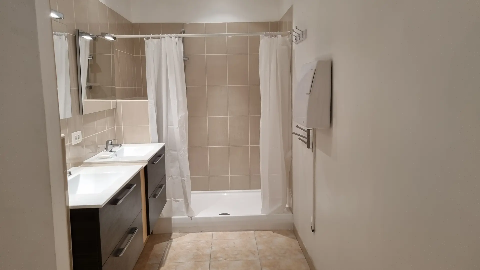 Gîte Saint Hilaire salle de bain