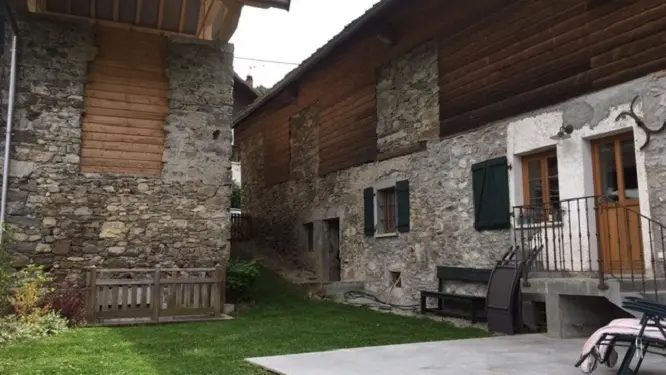 Jardin privatif avec terrasse et entrée gîte par le balcon