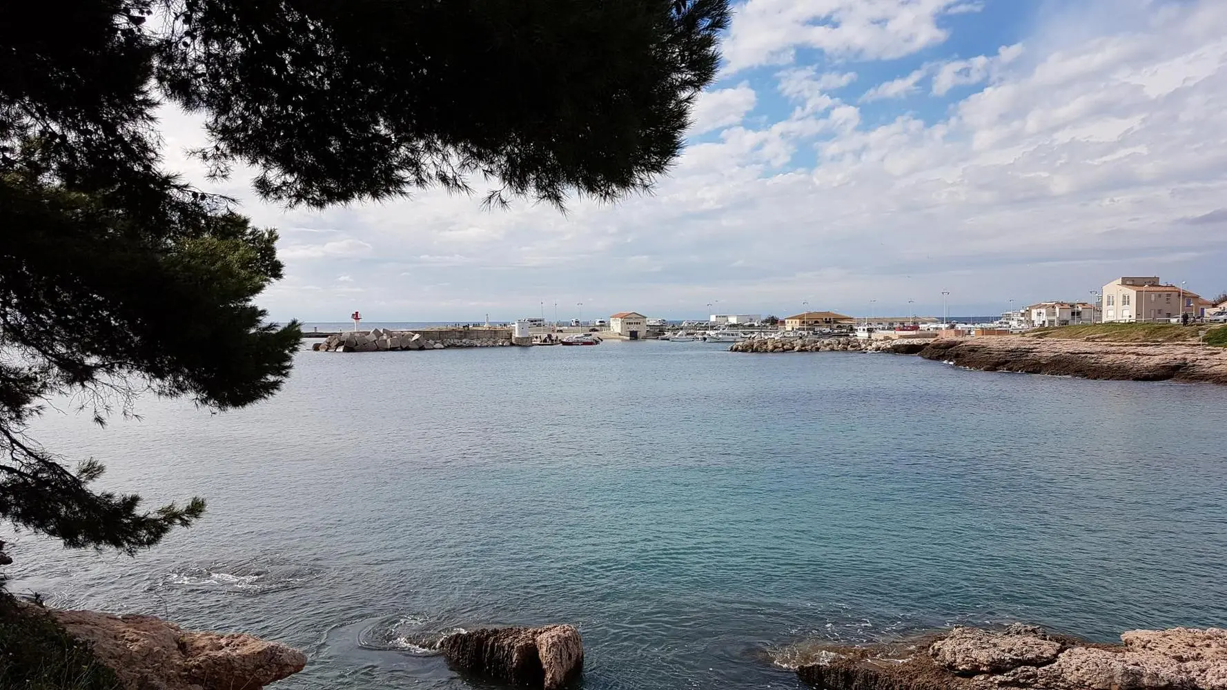 Vue de CARRO depuis la petite plage