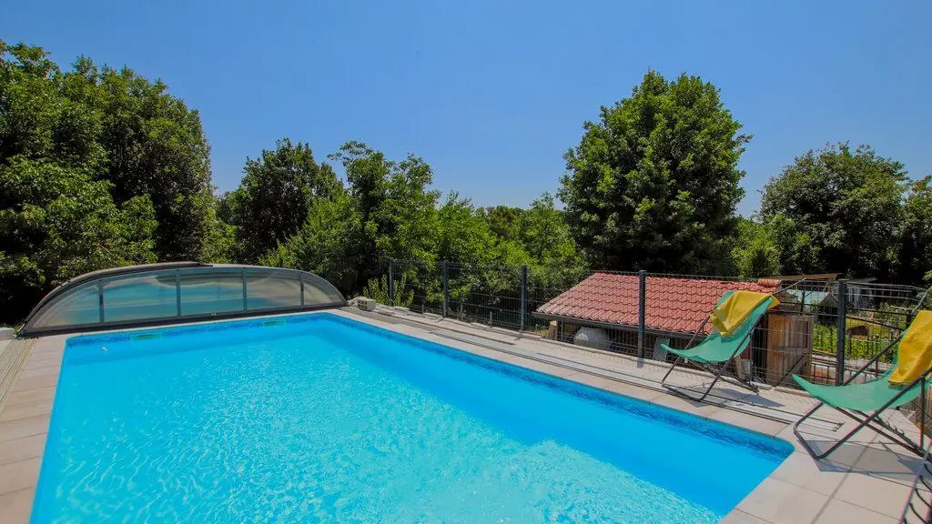 Piscine partagée, ouverte de mai à sept, selon météo,  Horaires d'accès : 9h30 à 12h et 17h à 19h30.  

(8.5M x 4M / 1.25M d'eau sur 6.5M de long + 1M d'eau sur 2M de long). 

Piscine non chauffée mais le dôme permet dès le début de saison d'avoir une eau à 22° jusqu'à 30°, selon météo. Sécurisée par un abri.