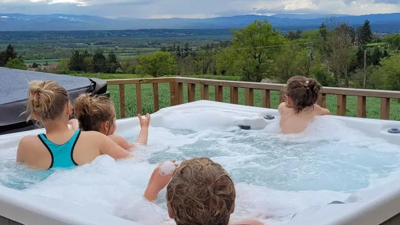 Spa 4/6 personnes commun aux deux gîtes (réf. 3332 & 3333).