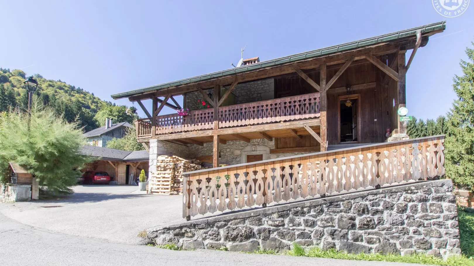 Accès au gîte par l'escalier de droite(porte d'entrée en haut à droite).