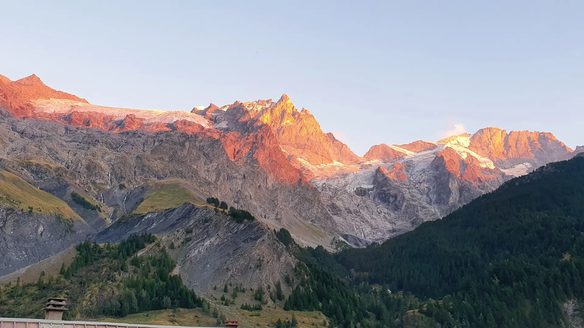 la meije en couché de soleil