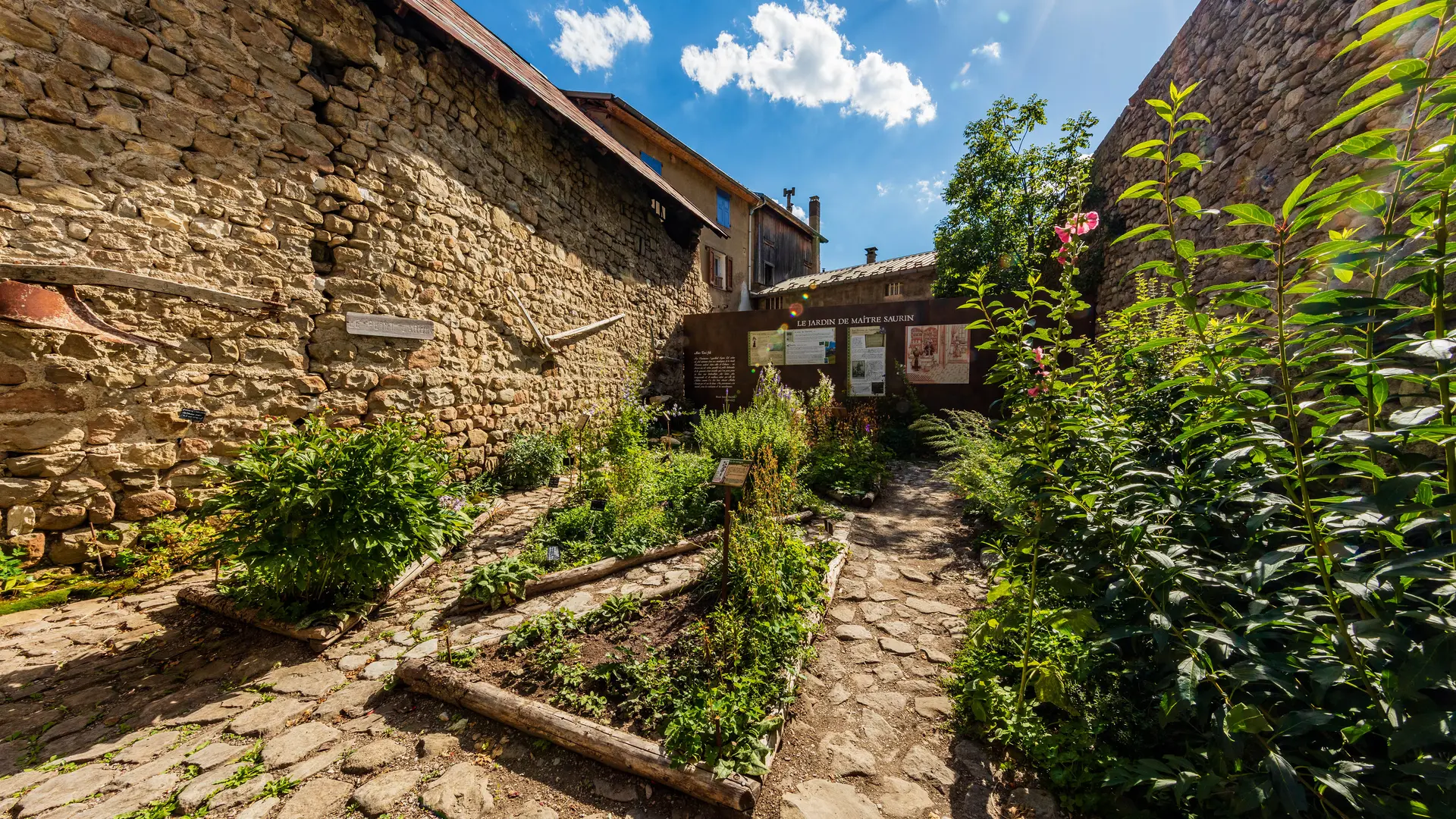 Dans un écrin de pierre, découvrez un jardin dédié à un apothicaire de Colmars : Jean Saurin.