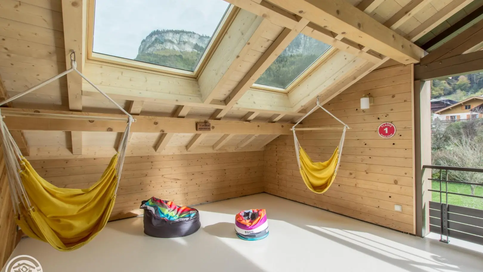 Vue sur les Aiguilles de Warens et la cascade d'Arpenaz