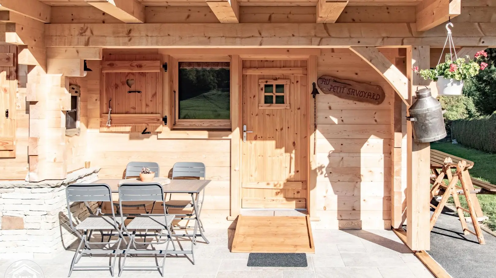 Devant le gîte - mobilier de jardin