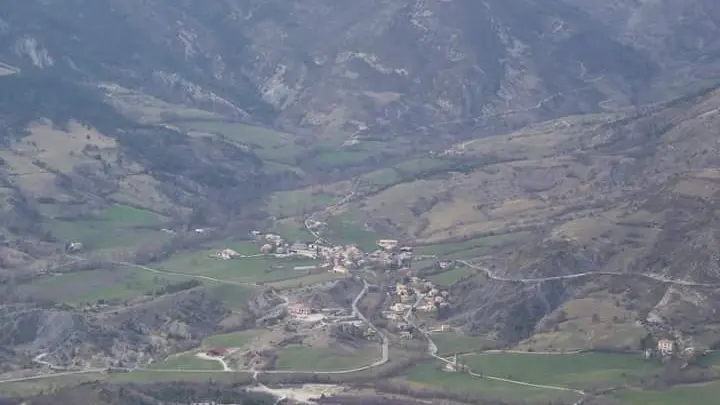 Vue du village depuis le sommet de la Sapée